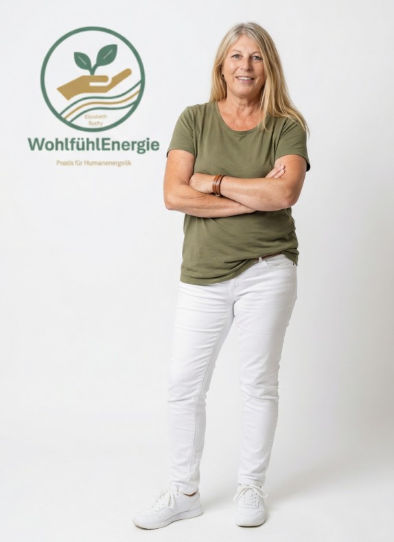 Energetikerin stehend vor dem Praxis-Logo
